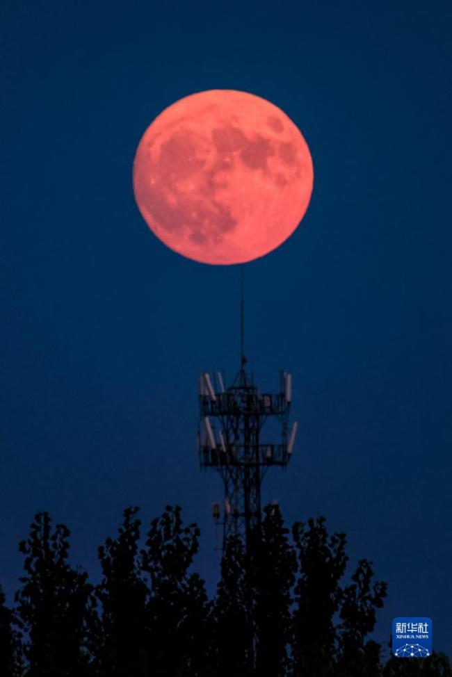 “超級月亮”現身天宇