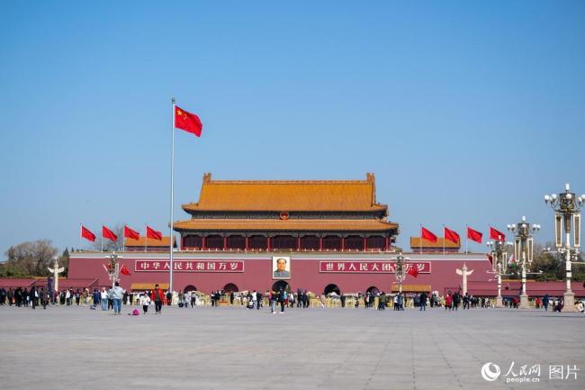 兩(liǎng)會(huì)召開(kāi)在即 北京天安門廣場紅旗招展