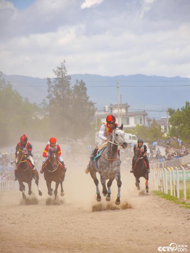 雲南大理：三月街民族節賽馬大會(huì)開(kāi)幕