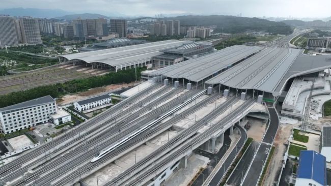 我國(guó)首條設計時(shí)速350公裡(lǐ)的跨海高鐵開(kāi)始試運行！