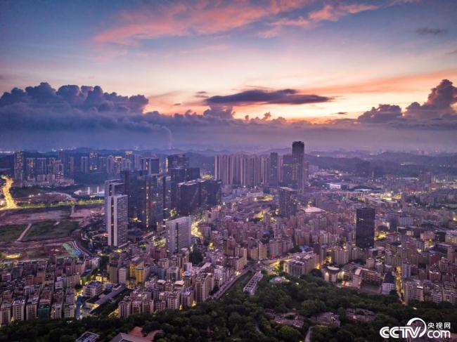 深圳：日出時(shí)分 朝霞暈染天際